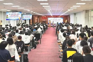 Đội CSGT Bàn Cờ tuyên truyền, hướng dẫn kỹ năng tham gia giao thông an toàn cho sinh viên Trường Cao đẳng Kinh tế TPHCM. Ảnh: CA