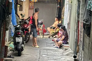 Người dân chờ đợi thông tin vụ cháy
