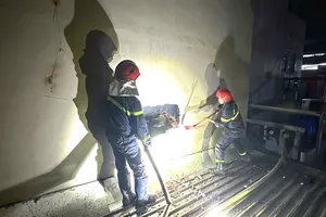Lực lượng chức năng phá tường để tiếp cận căn nhà bị cháy