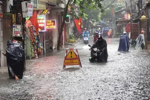 Hà Nội ngập sau mưa lớn, nhiều trường cho học sinh nghỉ hoặc học trực tuyến