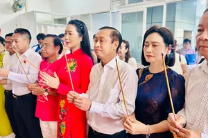 Lãnh đạo TPHCM và các nghệ sĩ tham dự lễ Giỗ Tổ sân khấu tại Nhà truyền thống Ban Ái hữu Hội Sân khấu TPHCM, sáng 21-9. Ảnh: THANH HIỆP