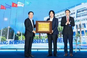 Phó Thủ tướng Chính phủ Lê Tiến Châu tặng quà lưu niệm cho Bệnh viện Đại học quốc tế Hồng Bàng 