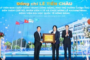 Phó Thủ tướng Chính phủ Lê Tiến Châu tặng quà lưu niệm cho Bệnh viện Đại học quốc tế Hồng Bàng 