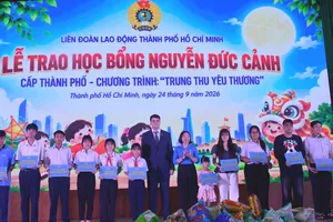 Trao 120 suất học bổng Nguyễn Đức Cảnh cho con công nhân, người lao động