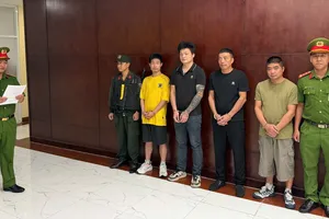 Công an TPHCM khởi tố 4 người nước ngoài về tội “Vận chuyển hàng cấm” là thuốc lá lậu. Ảnh: CA