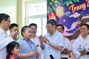 Thủ tướng Lê Minh Hưng thăm, động viên các bệnh nhi đang điều trị tại Bệnh viện K nhân dịp Tết Trung thu 2026. Ảnh: VIẾT CHUNG