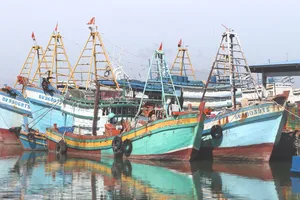 Tàu cá cập cảng cá Cát Lở (phường Phước Thắng). Ảnh: THÀNH HUY