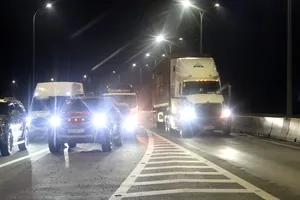 Phương tiện xếp hàng tại nút giao Nguyễn Văn Tạo (TPHCM), chờ vào cao tốc Bến Lức - Long Thành theo hướng đi Long Thành. Ảnh: QUỐC HÙNG