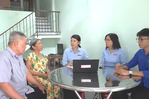Cán bộ xã Hòa Tiến (TP Đà Nẵng) đến tận nhà để hướng dẫn người lớn tuổi sử dụng dịch vụ công trực tuyến và các kỹ năng số cơ bản