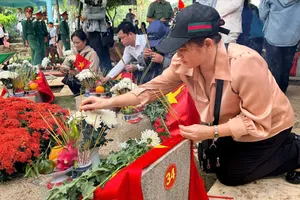 Đông đảo người dân đến nghĩa trang viếng các anh hùng liệt sĩ 