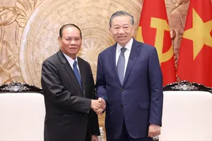 Tổng Bí thư, Chủ tịch nước Tô Lâm tiếp đồng chí Vilay Lakhamphong, Ủy viên Bộ Chính trị, Thường trực Ban Bí thư Trung ương Đảng Nhân dân Cách mạng Lào., chiều 15-10. Ảnh: QUANG PHÚC