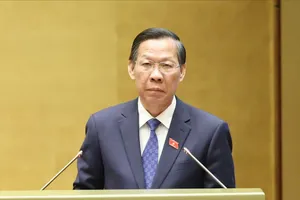 Chủ nhiệm Ủy ban Kinh tế và Tài chính của Quốc hội Phan Văn Mãi trình bày báo cáo thẩm tra, sáng 17-10. Ảnh QUANG PHÚC