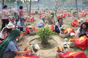 Người dân dành ngày nghỉ cuối tuần đến dâng hương tại Nghĩa trang Liệt sĩ TPHCM