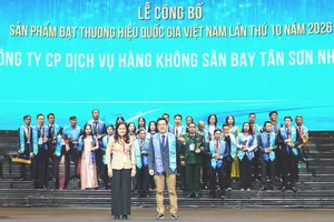 Ông Vũ Lê Quân, Chánh Văn phòng SASCO nhận biểu trưng Thương hiệu quốc gia Việt Nam năm 2026 tại lễ công bố