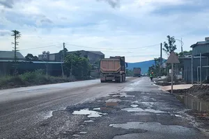 Đường Hà Huy Tập ở Khu kinh tế Vũng Áng bong tróc, loang lổ. Ảnh chụp tháng 6-2026