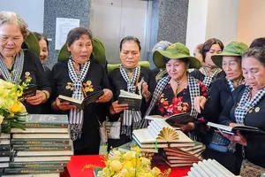 Các thành viên Đội Nữ du kích Củ Chi tham dự chương trình. Ảnh: VĂN TUẤN