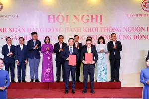 Đại diện các ngân hàng trao thỏa thuận hợp tác cho doanh nghiệp tại hội nghị. Ảnh: HOÀNG TRIỀU