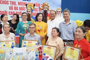 Phường Tân Thuận chúc thọ, mừng thọ người cao tuổi