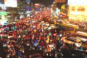Nhiều hợp tác chiến lược được công bố với sự tham gia của SHTP, MobiFone, MOBY, Châu Giang, Ryvid, TADI Global, NACENTECH và CITARES, hướng đến phát triển hệ sinh thái công nghiệp thế hệ mới tại diễn đàn. Ảnh HÙNG 