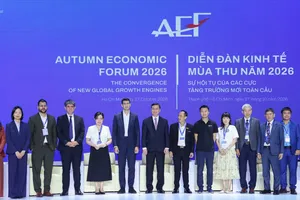Phó Chủ tịch UBND TPHCM Nguyễn Công Vinh chụp ảnh cùng các diễn giả và đại biểu sau phiên tham luận. Ảnh: HÙNG TRIỀU