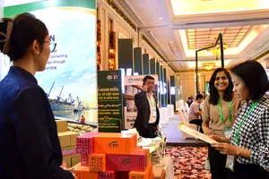 Đại diện doanh nghiệp nước ngoài tham quan các gian trưng bày sản phẩm điều chế biến tại hội nghị. Ảnh: ĐỨC TRUNG