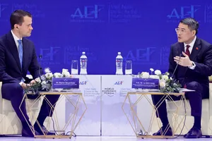Thủ tướng Lê Minh Hưng đối thoại với ông Stephan Mergenthaler, Giám đốc điều hành Diễn đàn Kinh tế Thế giới (WEF), tại Diễn đàn Kinh tế Mùa thu 2026 ở TPHCM, sáng 28-10. Ảnh: HÙNG TRIỀU