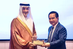 Chủ tịch UBND TPHCM Nguyễn Văn Được trao quà lưu niệm cho ông Saeed Al Hajeri, Quốc vụ khanh UAE. Ảnh T.H