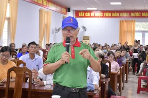 Người dân xã Châu Pha nêu ý kiến tại hội nghị