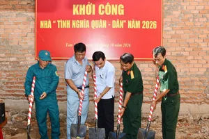 Lễ khởi công nhà "Tình nghĩa Quân - Dân" cho gia đình ông Trần Lê Trung.