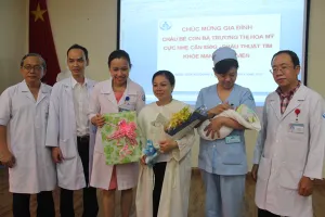 Các bác sĩ Bệnh viện Nhi đồng 1 chúc mừng cháu bé xuất viện 