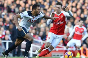 Tottenham (trái) và Arsenal, sẽ có đội sớm rời cuộc đua hoặc cả hai