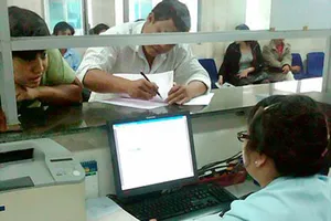 Doanh nghiệp làm thủ tục xuất nhập khẩu tại Chi cục Hải quan cửa khẩu Tân Cảng (Ảnh minh họa)