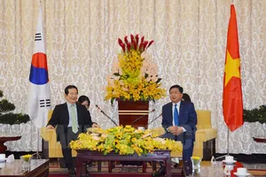 Bí thư Thành ủy TPHCM Đinh La Thăng tiếp Chủ tịch Quốc hội Hàn Quốc Chung Sye-kyun.