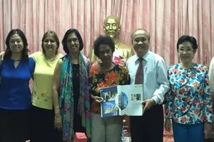 Nữ nhà báo Marta Rojas Rodrigues (giữa) cùng ban lãnh đạo  Liên hiệp các tổ chức hữu nghị TPHCM và Hội hữu nghị Việt Nam - Cuba TPHCM