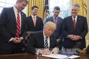 Tổng thống Mỹ Donald Trump dỡ bỏ lệnh cấm khai thác dầu mỏ, khí đốt ngoài khơi. Ảnh: EPA/TTXVN