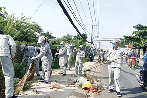 Người dân quét dọn sau khi tham dự hưởng ứng Tuần lễ quốc gia nước sạch và vệ sinh môi trường