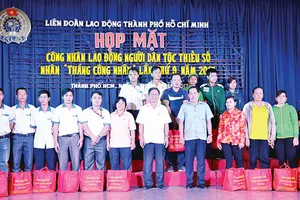 Trao quà tặng công nhân dân tộc thiểu số