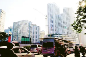 Khu vực nội đô thành phố Hà Nội đang bội thực với hàng loạt chung cư cao tầng, gây áp lực lớn lên hạ tầng đô thị và là nguyên nhân chính gây ùn tắc giao thông