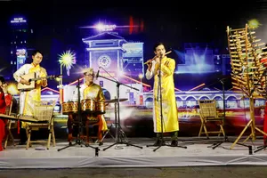 Kết hợp biểu diễn các loại nhạc cụ tại Ho Chi Minh City Street Show. Ảnh: VÕ THẮM