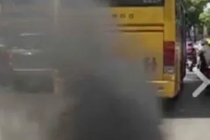 Hình ảnh xe buýt "5 sao" xả khói đen mù mịt mà báo SGGPO phản ánh