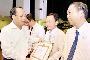 Phó Bí thư Thường trực Thành ủy TPHCM Tất Thành Cang tuyên dương các điển hình Ảnh: VIỆT DŨNG 