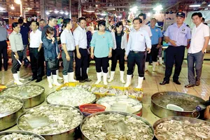 Đoàn khảo sát của HĐND TPHCM kiểm tra ATTP tại chợ đầu mối Bình Điền            Ảnh: HOÀNG HÙNG