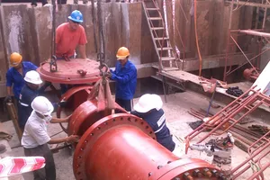 Công nhân Sawaco thi công lắp đặt đường ống dẫn để cung cấp nước sạch cho người dân thành phố