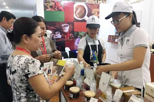 Doanh nghiệp giới thiệu sản phẩm mới đến người tiêu dùng                Ảnh: VIỆT THƯ