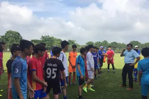 Giám đốc kỹ thuật Đặng Trần Chỉnh phổ biến quy định cho các thí sinh trước buổi kiểm tra. Ảnh: Long Vĩnh.