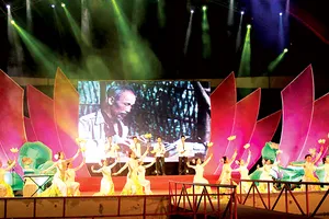 Tiết mục ca múa nhạc Người là niềm tin tất thắng trong chương trình nghệ thuật Bài ca tháng Năm, diễn ra tại TPHCM tối 4-6. Ảnh: Minh An                