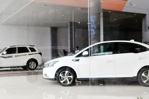 Một cửa hàng ô tô vắng khách. Ảnh chụp chiều 12-6            Ảnh: THÀNH TRÍ