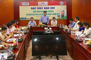 Ông Trần Đức Phấn, Phó Chủ tịch Liên đoàn bóng chuyền Việt Nam, Trưởng ban tổ chức giải, phát biểu tại buổi họp báo.