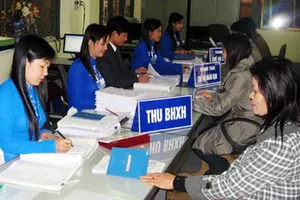 Đại diện doanh nghiệp đóng BHXH cho người lao động.