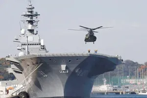 Tàu sân bay trực thăng Izumo tại căn cứ Yokosuka. Ảnh: REUTERS